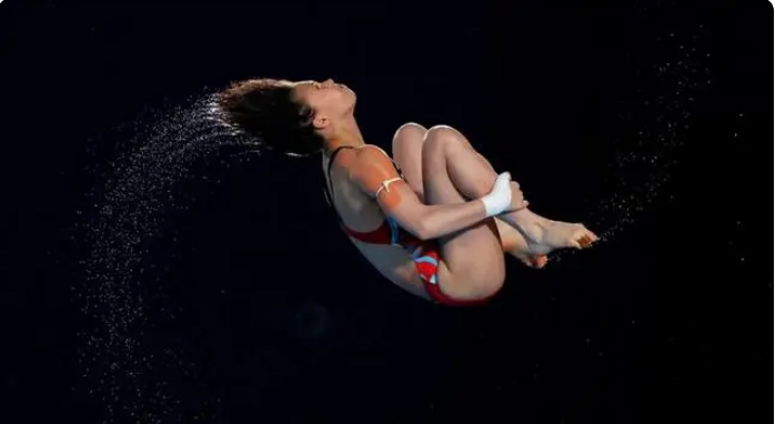 The “6243D” era in diving has arrived! Quan Hongchan performs perfectly and records her championship journey with a VERTU phone!