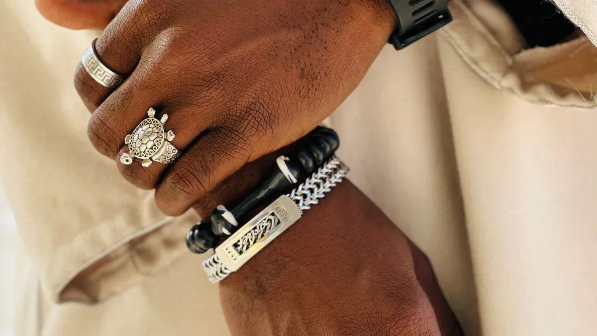Men'
                style=